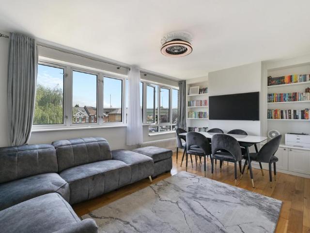 Flat for sale in London Borough of Hounslow, Greater London