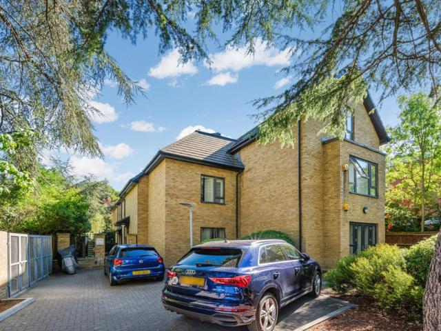 Flat for sale in Clapham Park, Greater London