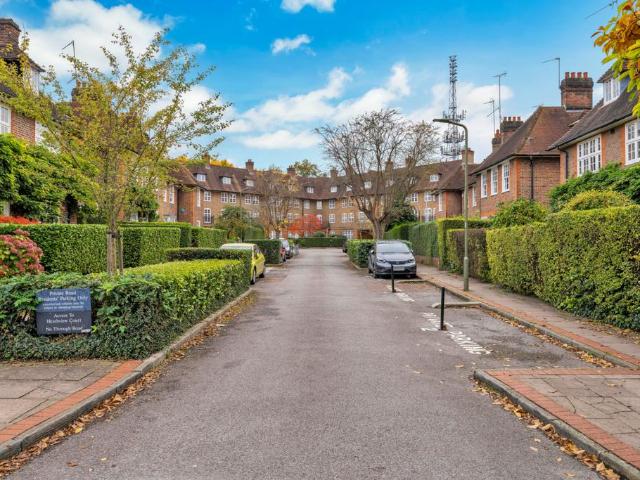 Flat for sale in Golders Green, Greater London