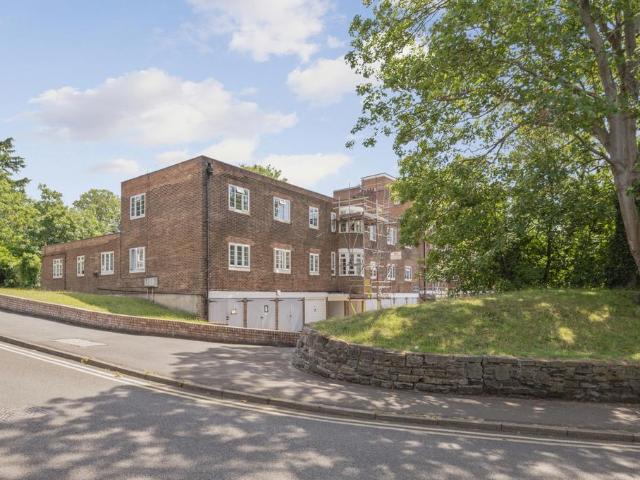 Flat for sale in Oakhill, Greater London