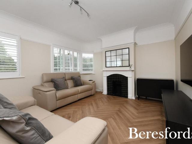 Flat for sale in Upminster, Greater London