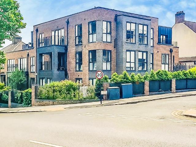 Flat for sale in London Borough of Croydon, South Norwood