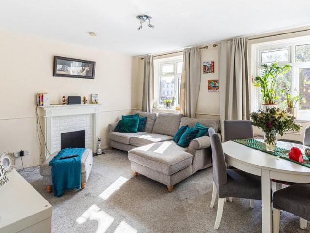 Flat for sale in Stockwell, Greater London
