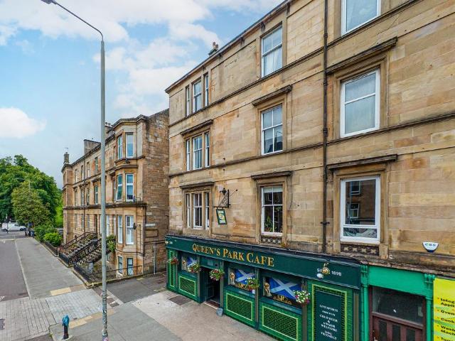Flat for sale in Crosshill, Scotland