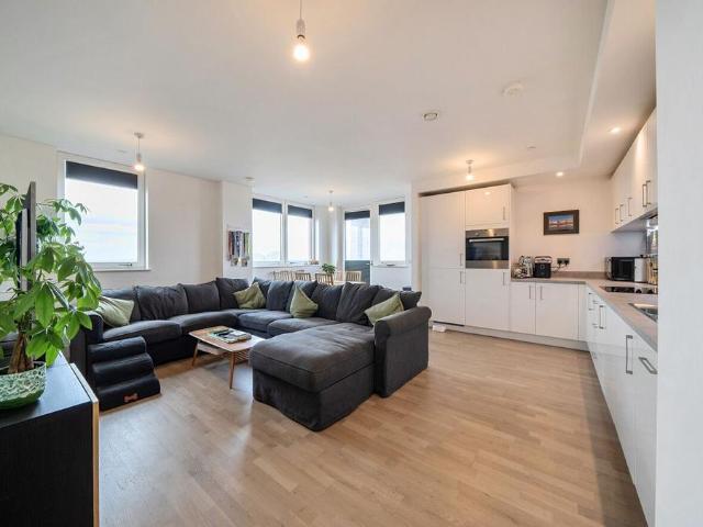Flat for sale in London Borough of Ealing, Greater London