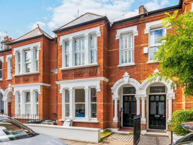 Flat for sale in Balham, Greater London