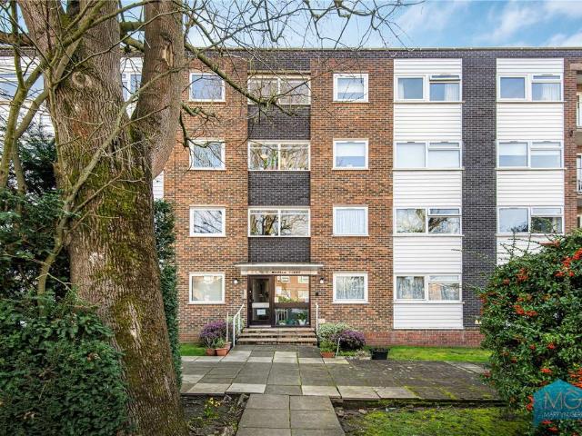 Flat for sale in Southgate, Greater London