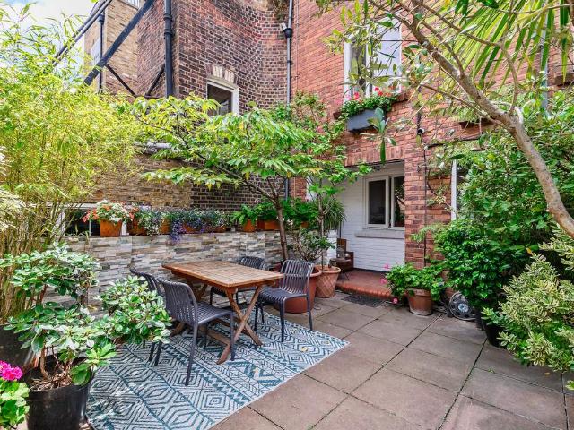 Flat for sale in Seven Dials, Bloomsbury