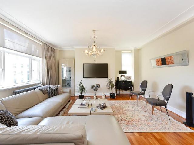 Flat for sale in Belsize Park, Greater London