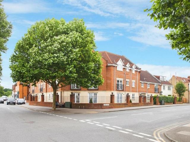 Flat for sale in Theydon Bois, Epping Forest