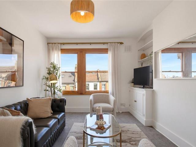 Flat for sale in London Borough of Wandsworth, Greater London