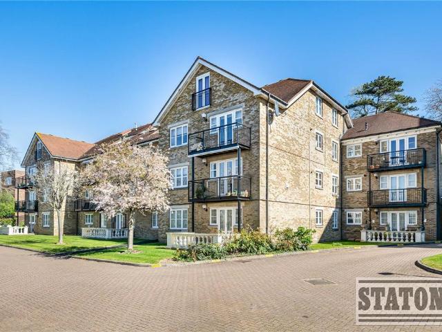 Flat for sale in Whetstone, Oakleigh Park