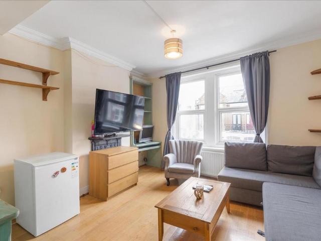 Flat for sale in Fulham, Greater London