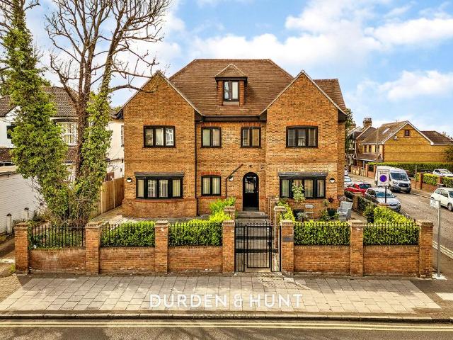 Flat for sale in Hornchurch, Greater London