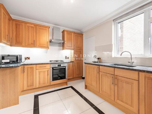 Flat for sale in Paddington, Greater London