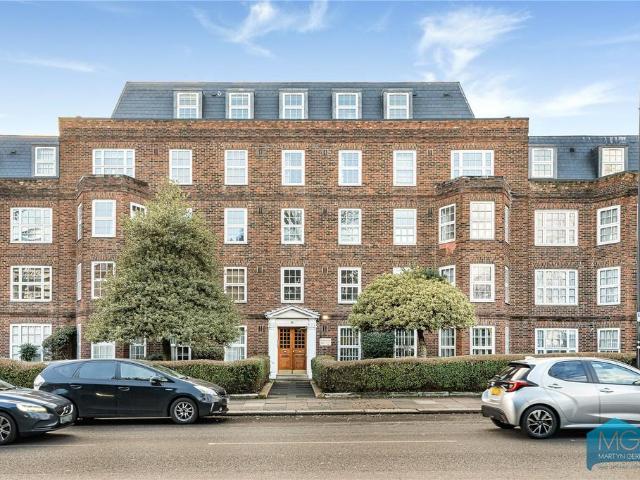 Flat for sale in Southgate, Greater London