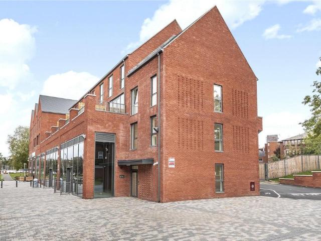 Flat for sale in Emmbrook, Wokingham