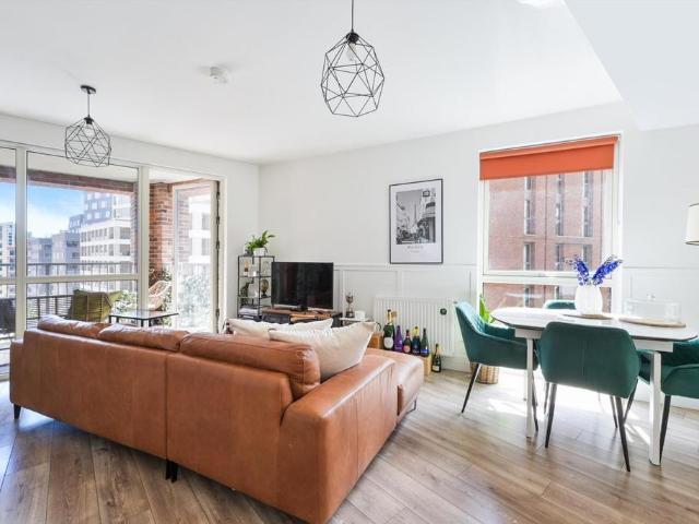 Flat for sale in Canning Town, Greater London