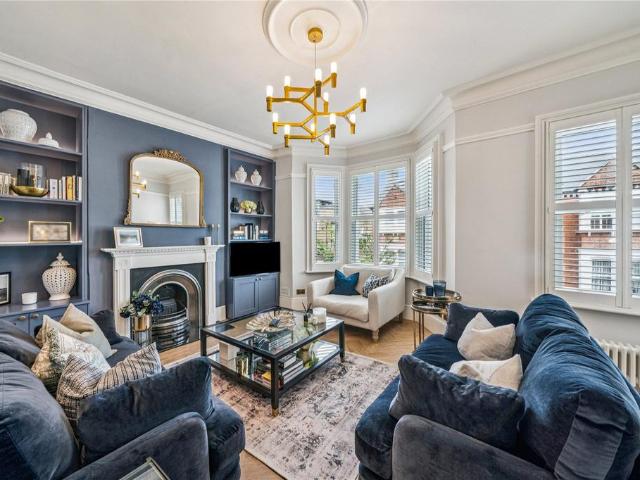 Flat for sale in Clapham Junction, Greater London