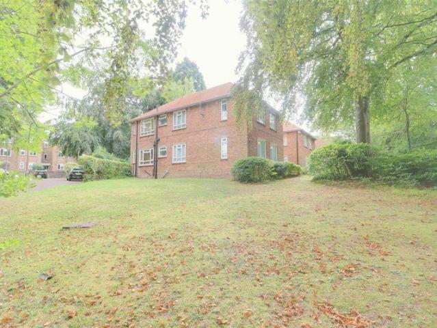 Flat for sale in London Borough of Croydon, Purley