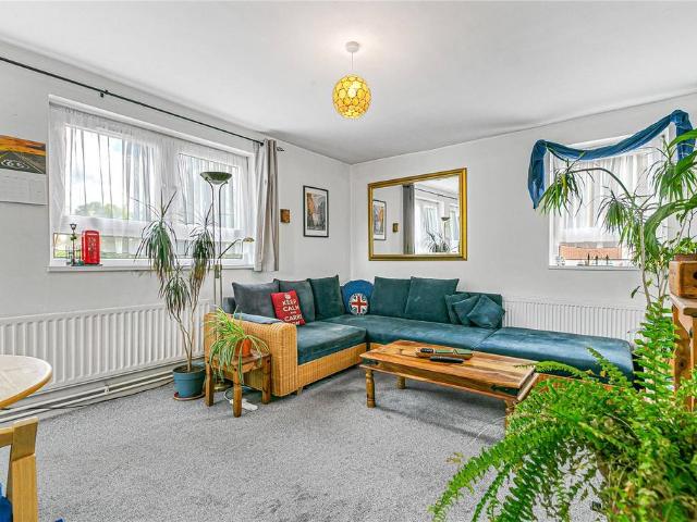 Flat for sale in Southfields, Greater London