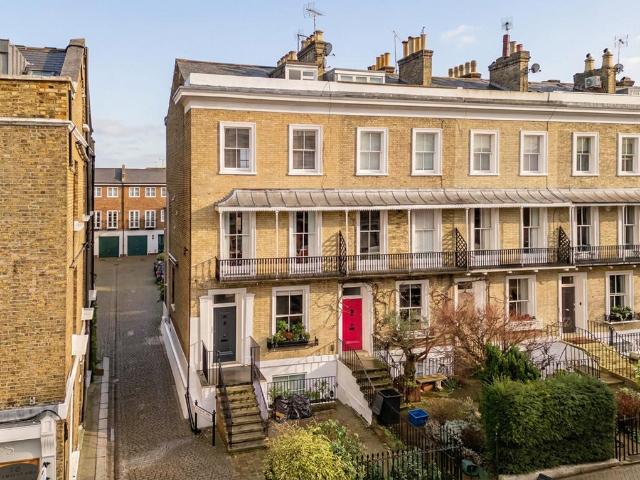 Flat for sale in Petersham, Greater London