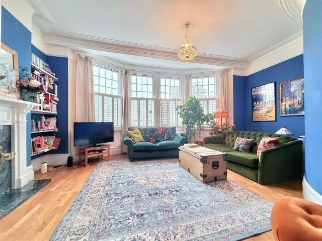 Flat for sale in Muswell Hill, Greater London