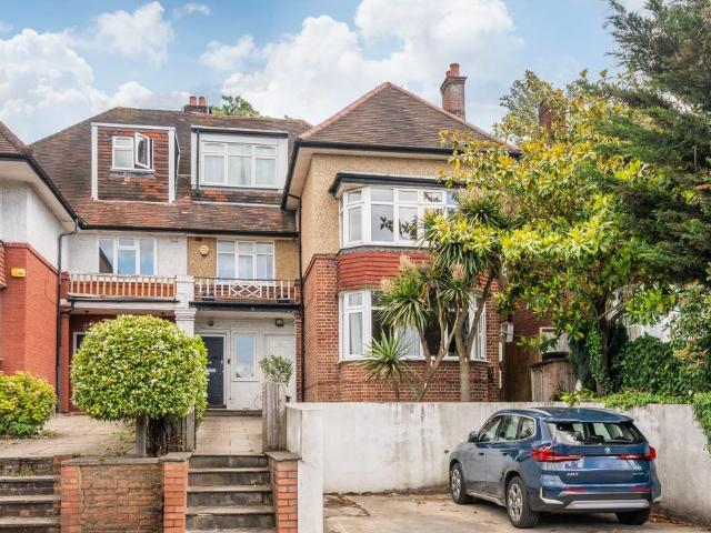 Flat for sale in Golders Green, Greater London