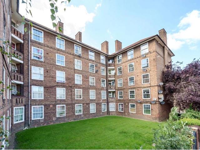 Flat for sale in Oval, Greater London