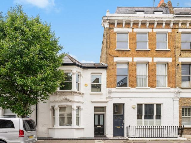 Flat for sale in Brook Green, Greater London