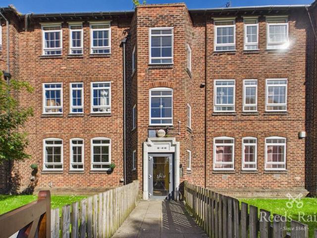 Flat for sale in Stoneycroft, Calderstones