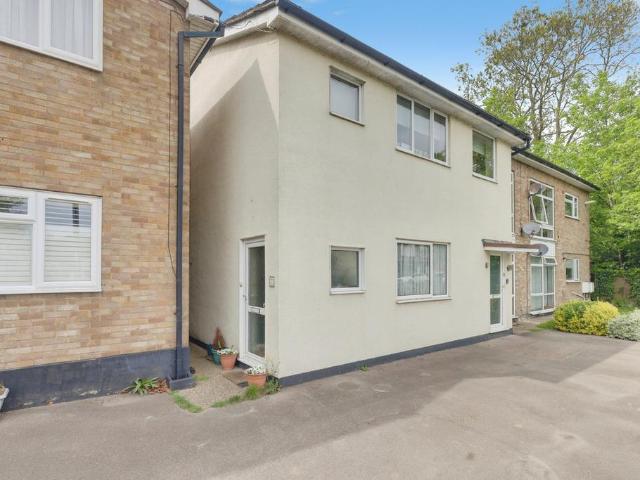 Flat for sale in Sutton, Barling