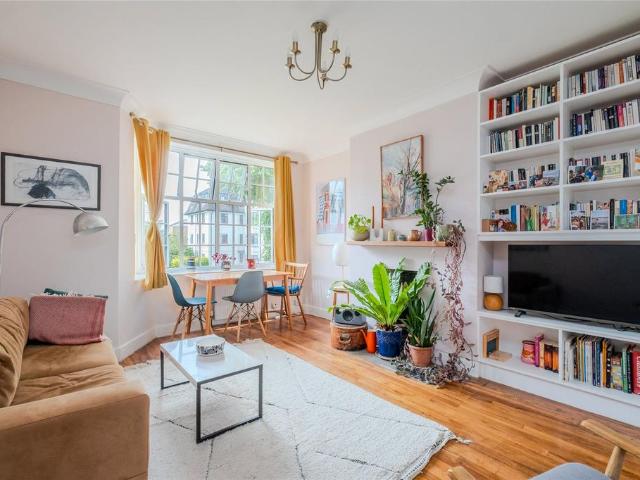 Flat for sale in Streatham Hill, Greater London