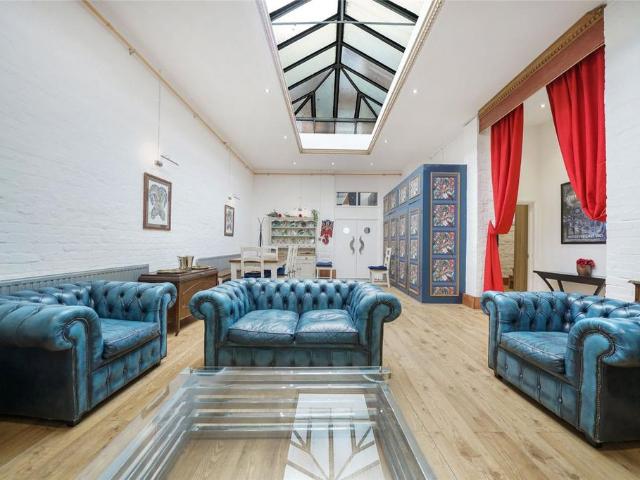 Flat for sale in Kentish Town, Greater London