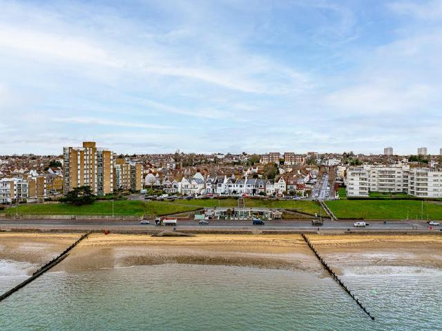 Flat for sale in Alton Barnes, Essex