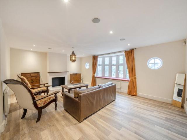 Flat for sale in Pinner, Greater London