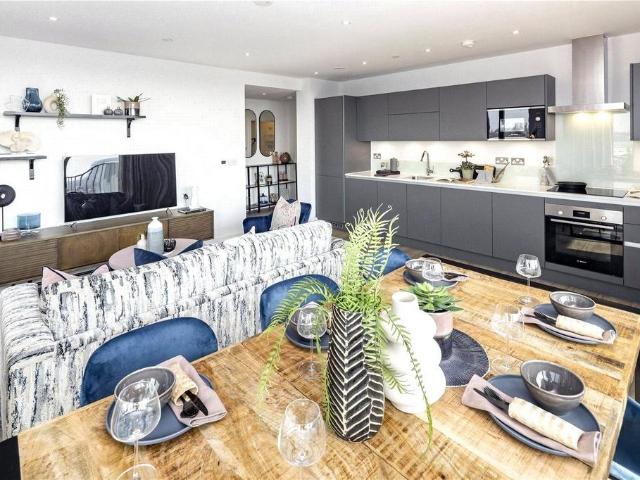 Flat for sale in London Borough of Ealing, Greater London