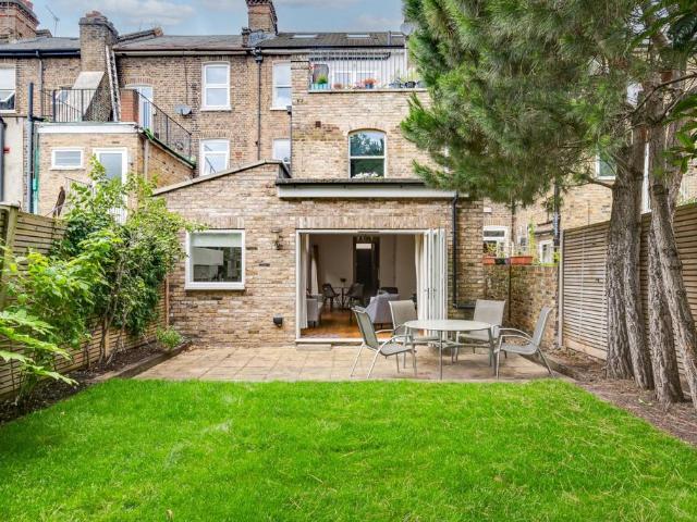 Flat for sale in Kilburn, Greater London