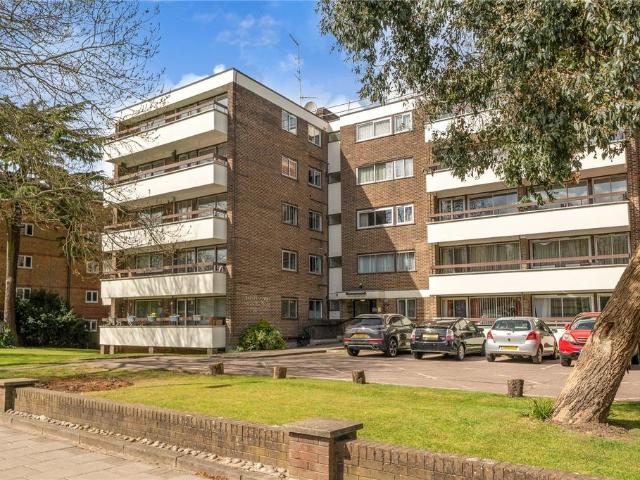 Flat for sale in New Barnet, Greater London