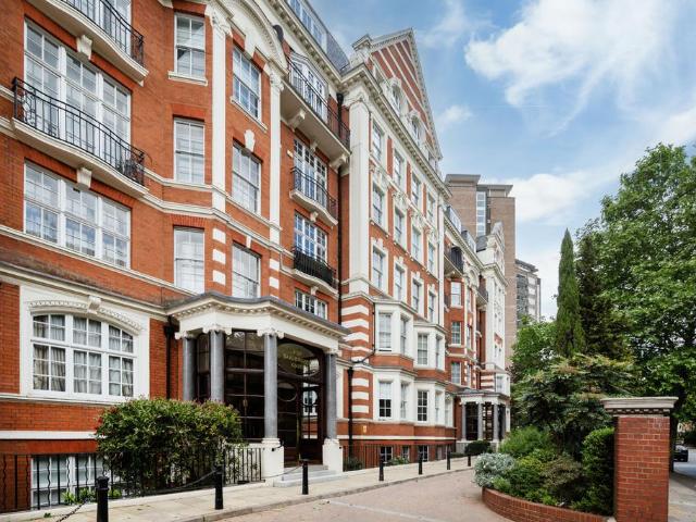 Flat for sale in St. John's Wood, Greater London
