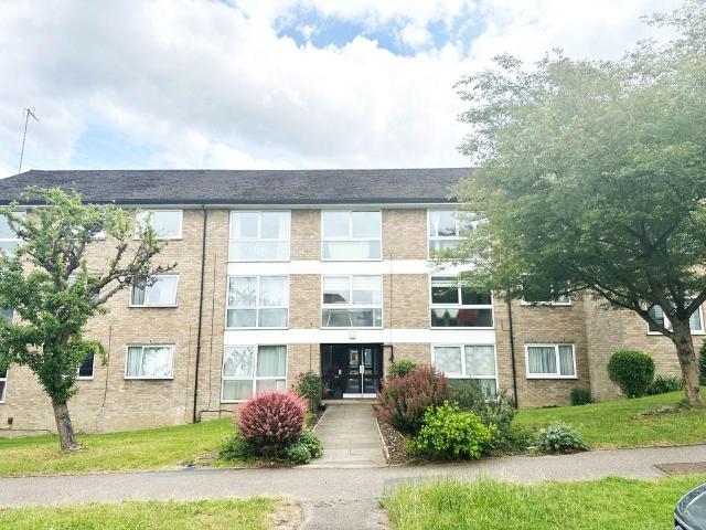 Flat for sale in Batchworth, Hertfordshire