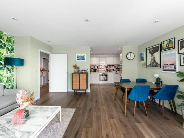 Flat for sale in Woodberry Down, Stamford Hill