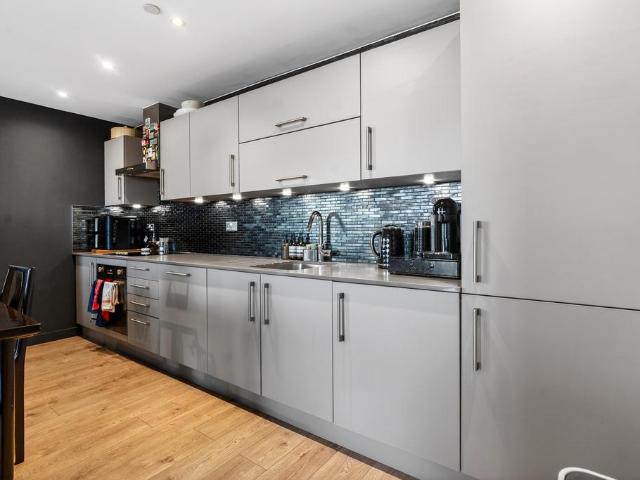 Flat for sale in Bermondsey, Greater London