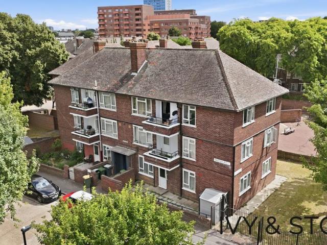 Flat for sale in Canning Town, Greater London
