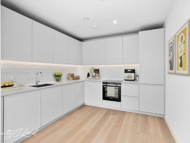 Flat for sale in Silvertown, Greater London