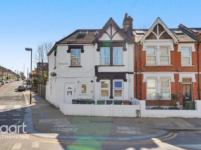 Flat for sale in Highams Park, Greater London