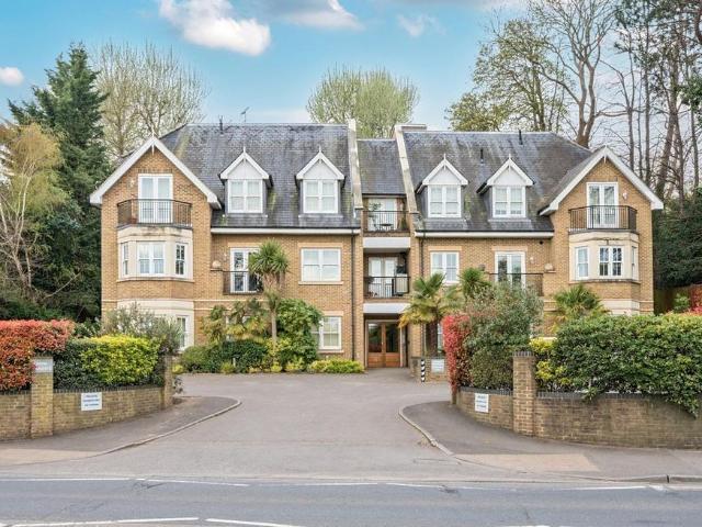 Flat for sale in Woodcote, Epsom