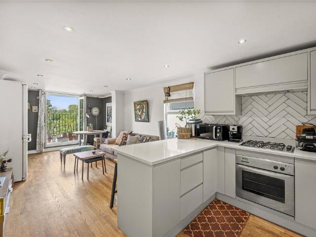 Flat for sale in East Dulwich, Greater London