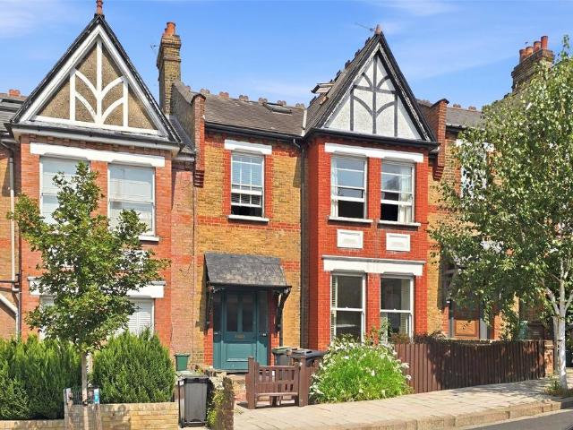 Flat for sale in Stroud Green, Greater London