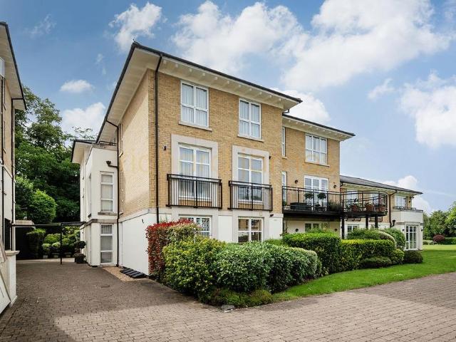 Flat for sale in Mill Hill, Greater London